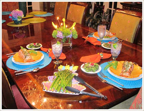انواع روش‌های جذاب تزئین میز شام تولد با رنگ‌های شاد