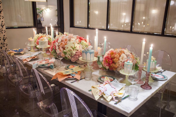 انواع روش‌های تزئین میز شام تولد با رنگ‌های شاد
