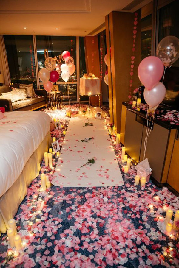 ایده‌های رومانتیک برای تزیین میز تولد همسر با شمع و گل