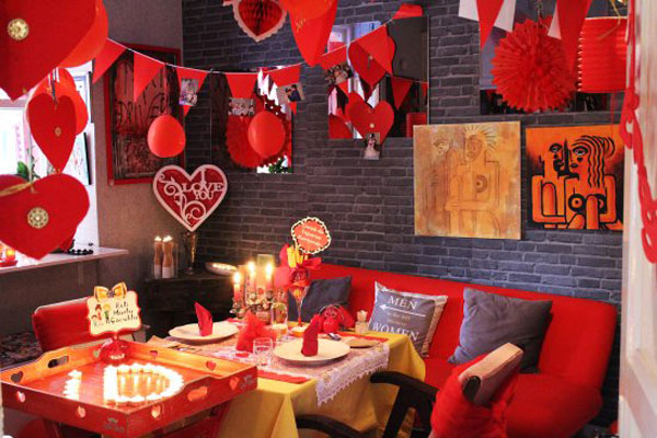 تم قرمز رومانتیک برای تزیین میز تولد همسر