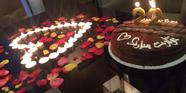 انواع ایده‌های رومانتیک برای تزیین میز تولد همسر با شمع و گل