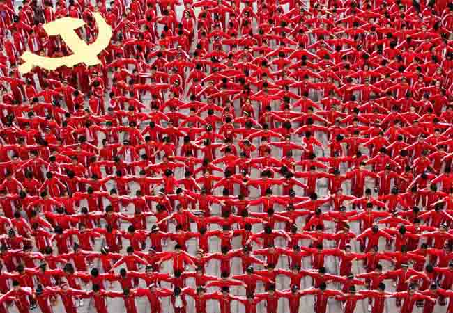داس و چکش در گوشه تصویر نماد جوامع کمونیستی است.