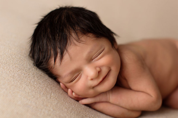 علت خنده نوزاد در خواب