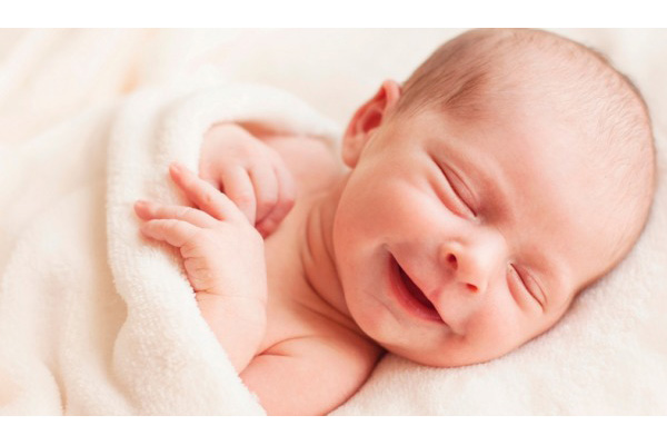  علت خنده نوزاد در خواب 