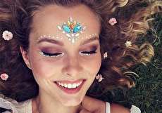 ۲۰ مدل نگین چسبی بدن؛ زیبا و جذاب