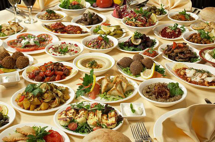 انواع غذاها و روش‌های مختلف چیدمان برای تزیین سفره عید قربان