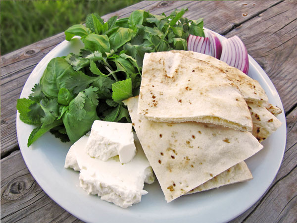 تزیین ساده نون و پنیر و سبزی برای سفره حضرت رقیه