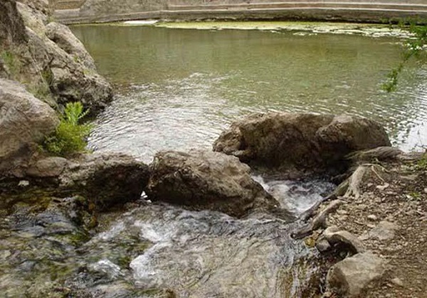 چشمه آب معدنی خمده یکی از جاهای دیدنی فیروزکوه