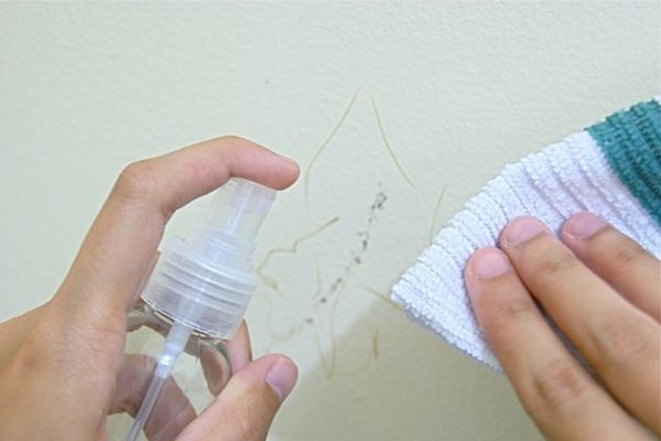 استفاده از اسپری مو برای از بین بردن لکه جوهر و خودکار از دیوار