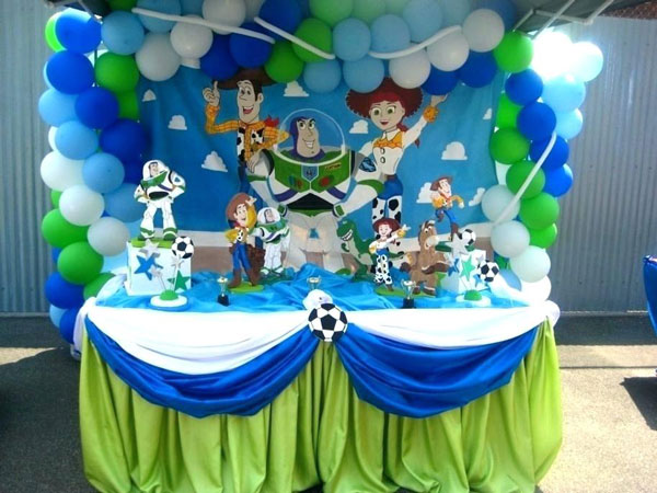 استفاده از تزئینات کارتونی تزئین میز تولد پسرانه