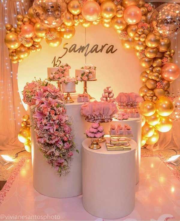 ایده‌های جذاب برای تزئین میز تولد با گل و لامپ ریسه‌ای