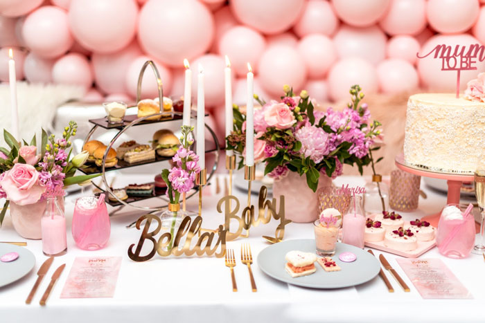 ایده‌های جذاب و زیبا برای تزئین میز تولد با گل و شمع