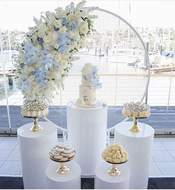 ایده‌های زیبا و شیک برای تزئین میز سالگرد ازدواج با حلقه گل