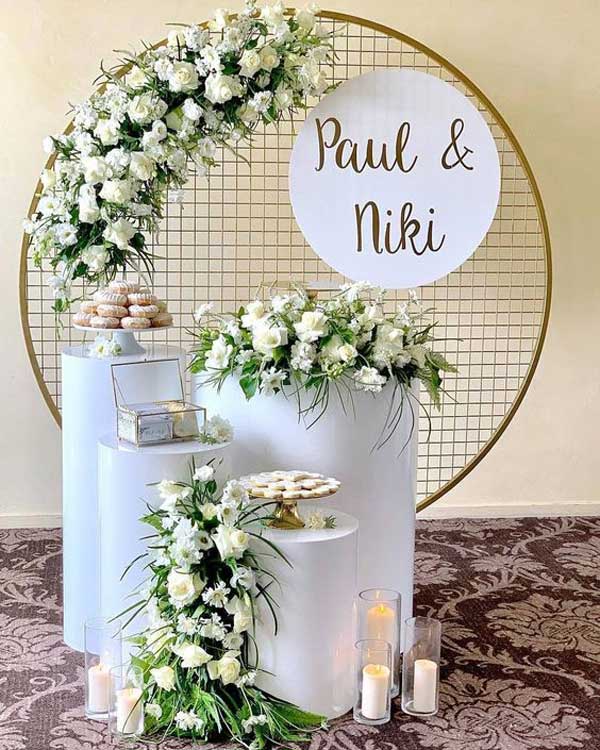 حلقه‌ی گل زیبا و شیک برای تزئین میز سالگرد ازدواج