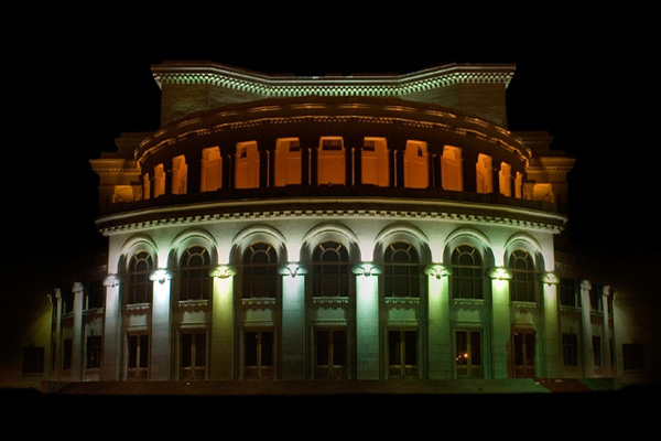 جاذبه های دیدنی ایروان ، سالن اپرای ایروان