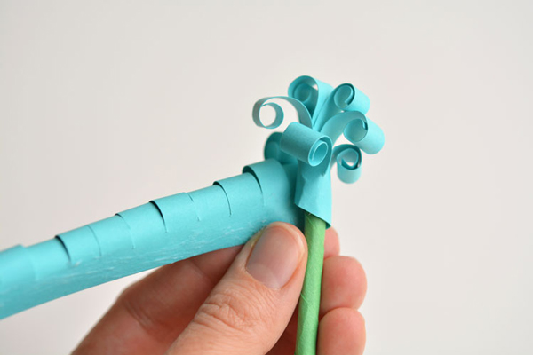 چسباندن گل به ساقه برای ساخت گل سنبل با کاغذ رنگی ساده 