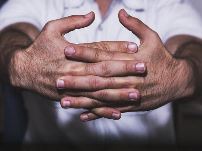 آیا شکستن انگشتان دست واقعاً مضر است؟