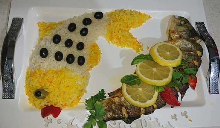 دورچین برای ماهی با برش های لیمو و برگ های نعناع و جعفری
