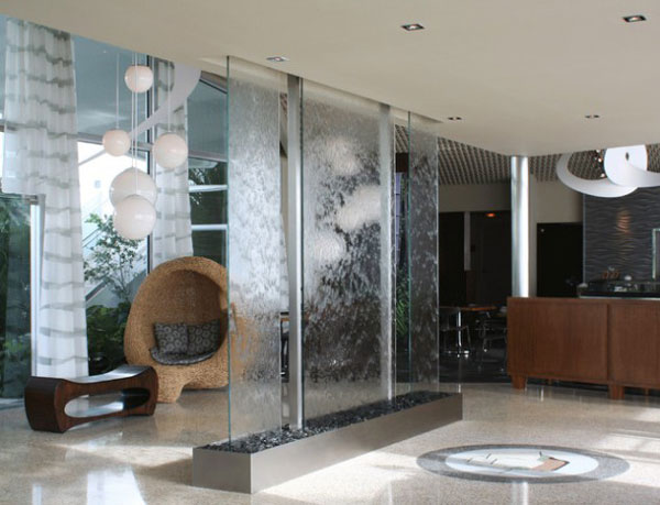 آبنمای شیشه ای دیواری در دکوراسیون داخلی