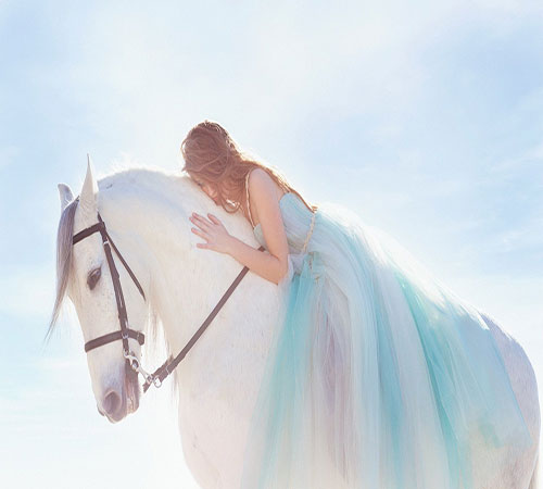 دختر سوار اسب سفید