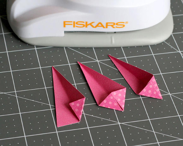 تا کردن مثلث‌ها برای ساخت کاردستی گل با مقوا مدل ۲