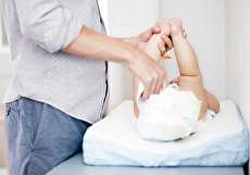علت بوی بد مدفوع نوزاد چیست؟ (۶ دلیل رایج)