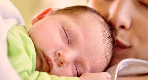 نگرفتن سینه مادر؛ دلایل و راه‌های علاقه‌مند کردن نوزاد