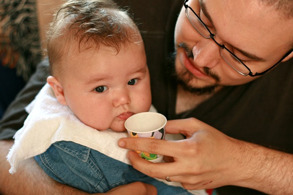 شیردهی با فنجان و لیوان؛ چطور با فنجان به کودک خود شیر دهیم؟