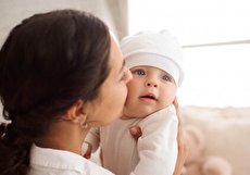 علت پف زیر چشم نوزاد چیست و چگونه درمان میشود؟