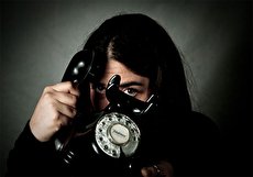 علت و علائم تلفن هراسی چیست و چگونه میتوان بر آن غلبه کرد؟