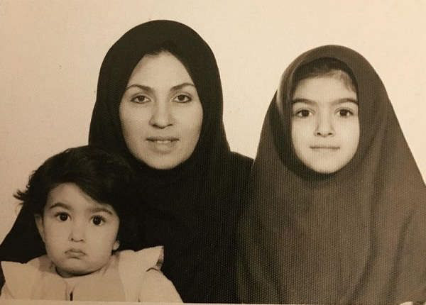 عکس کودکی الهام طهموری به همراه مادر و خواهرش