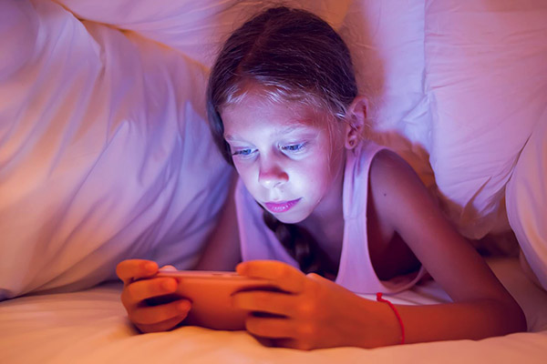 عوارض اعتیاد کودکان به موبایل و تبلت