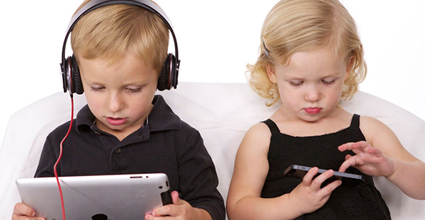 نشانه های اعتیاد کودکان به موبایل و تبلت
