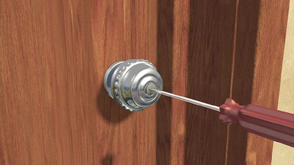 نحوه درآوردن کلید گیر کرده در قفل ، استفاده از پیچ گوشتی