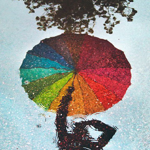 عکس چتر رنگی در هوای بارانی