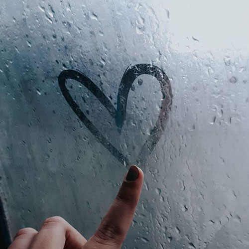 عکس قلبی بر روی شیشه های بارون زده