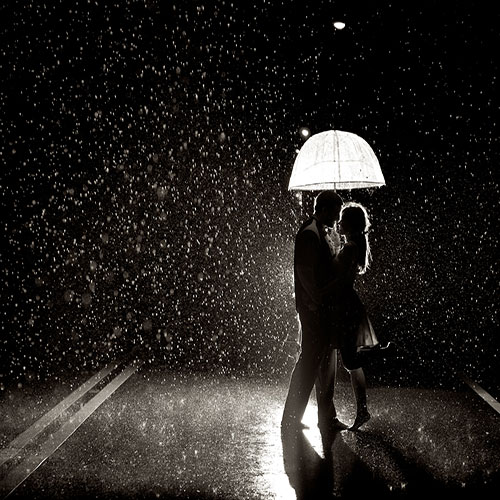 عکس عاشقانه دو نفره در هوای بارانی
