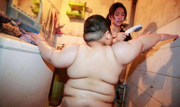 تصاویری جالب از چاق‌ترین کودک ۴ ساله دنیا