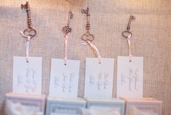 کلید تزیینی زیبا نمادی از کلید عشق برای گیفت عروسی
