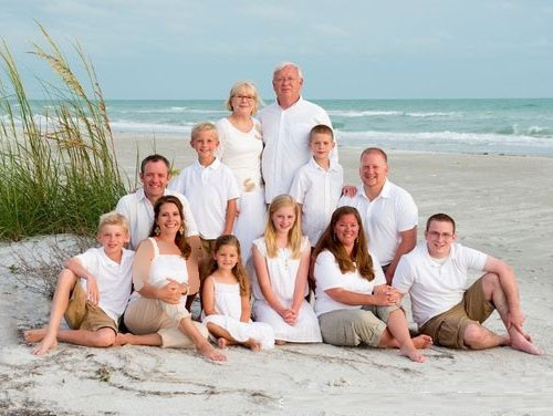 ژست زیبای عکس خانوادگی در کنار دریا