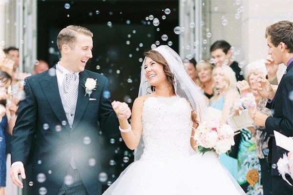 ورود عروس و داماد به تالار در میان حباب‌ها