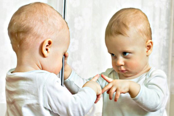 نوزاد و آینه