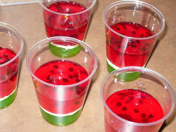 تزیین ژله هندوانه شب یلدا در لیوان یکبار مصرف