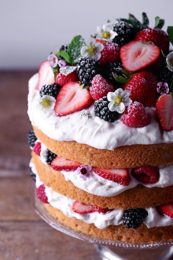 تزیین کیک با توت فرنگی و توت سیاه