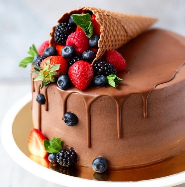 تزیین کیک شکلاتی با توت فرنگی و توت سیاه