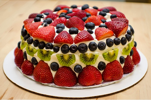 تزیین کیک با توت فرنگی و کیوی