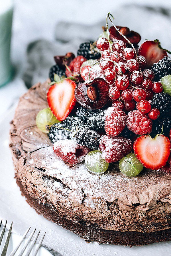 تزیین کیک شکلاتی با توت فرنگی