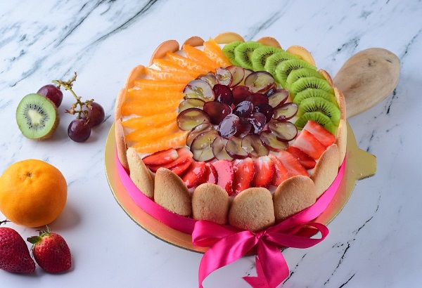 تزیین کیک با کیوی، انگور و توت فرنگی