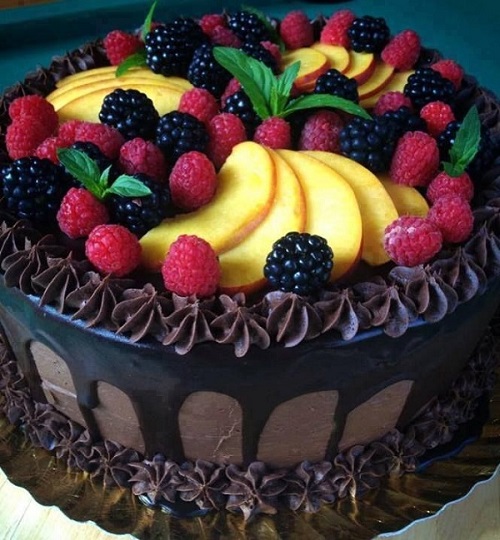 تزیین کیک شکلاتی با میوه‌های استوایی
