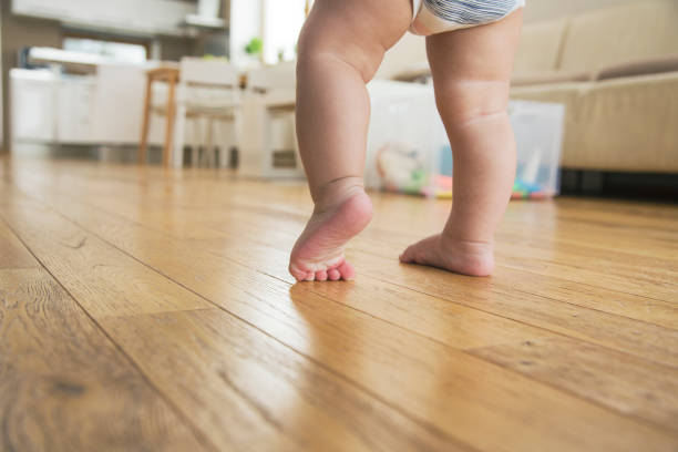 نوزادان چه زمانی شروع به راه رفتن میکنند؟